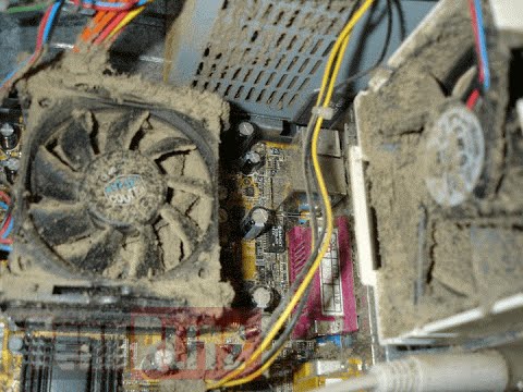 грязный компьютер, требующий очистки