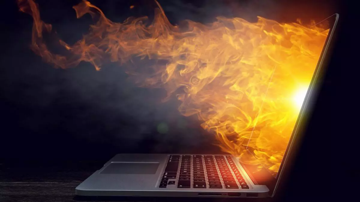 laptop in fiamme